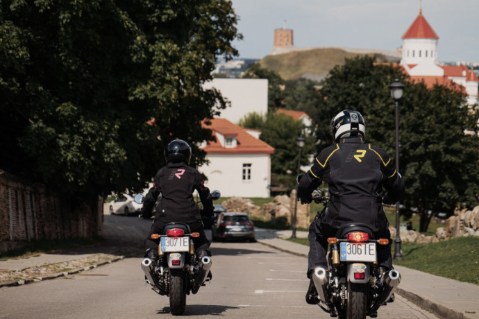 Arūnas Gelažninkas su žmona ir augintiniu keliavo motociklais: „Atostogose ant motociklo gali pailsėti“