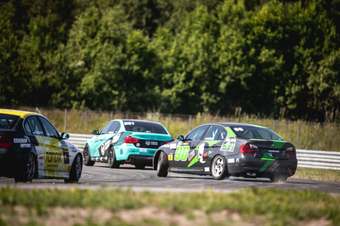 „Henkell Grand Prix“ šeštadienis buvo ypatingas ne tik išskirtinėmis „BEC 6H” kovomis, bet ir „BMW 325 Cup” dalyvių gausa. Žinoma, kur gausu dalyvių – ten karštis ir nepakartojami pasistumdymai trasoje dėl pergalės.