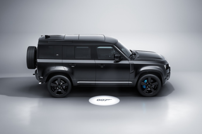 „Land Rover SV Bespoke“ padalinys sukūrė naują „Land Rover Defender V8 Bond Edition“ versiją