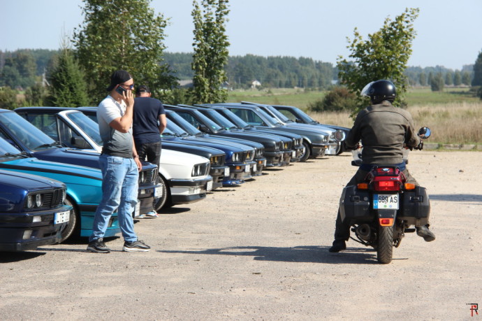 3 serijos BMW automobilių savininkų išvykoje – kelios dešimtys išpuoselėtų „E30“ modelių