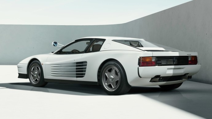 Šveicarijos įmonė pademonstravo stulbinančiai atrodančią, modernizuotą „Ferrari Testarossa Monospecchio“