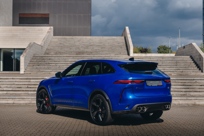 „Jaguar“ į Lietuvą atvežė ypatingą visureigį – 550 AG generuojantį „F-Pace SVR“