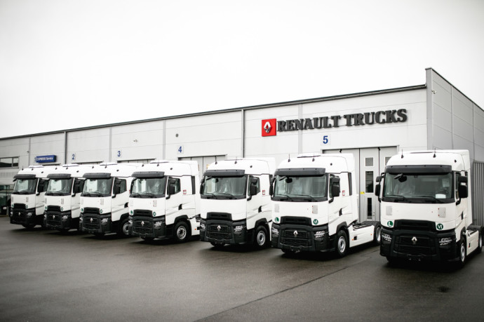 „Ramrenta“ pirmoji Lietuvoje atsiėmė 10 naujos kartos „T Evolution“ serijos „Renault Trucks“ vilkikų