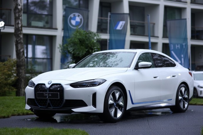 Lietuvoje – išankstinė naujos kartos elektromobilių „BMW iX“ ir „i4“ premjera