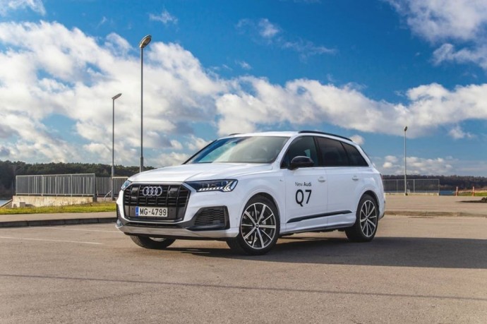 Atnaujintas Audi Q7 50 TDI