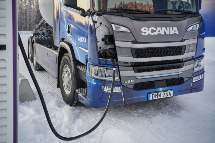 Elektromobiliai – ne vien miestams: daugiatoniai elektriniai „Scania“ sunkvežimiai darbuojasi pramonėje