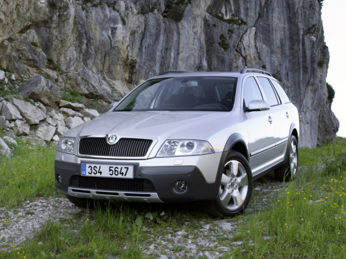 Sidabrinė Škoda Octavia Scout universalas