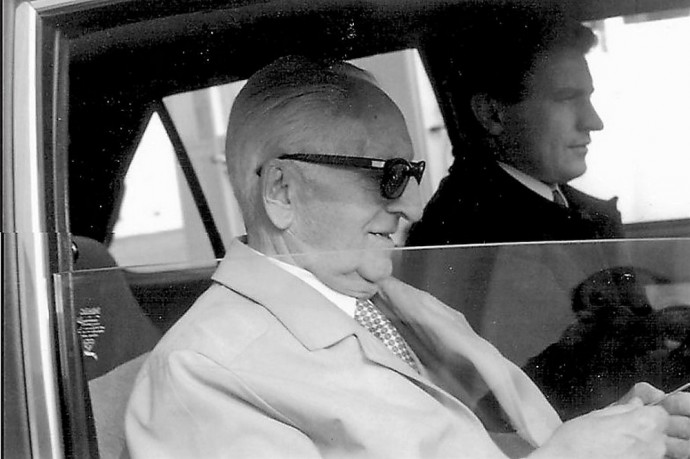 Enzo Ferrari užfiksuotas sėdint Peugeot 504