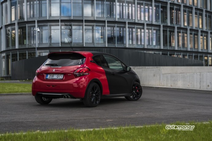 „Peugeot 208 GTI“ testas : Žymaus brolio pėdomis