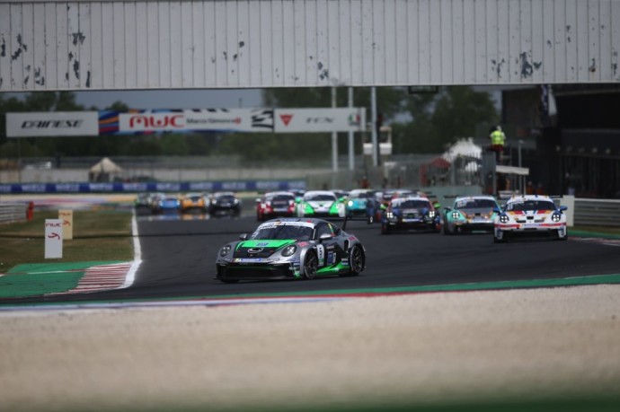 Kajus Šikšnelis Italijos „Porsche Cup“ – greičiausiųjų dešimtuke