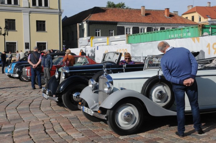 Rotušės aikštėje startavo tradicija tapęs „Ralis Aplink Lietuvą 2022“