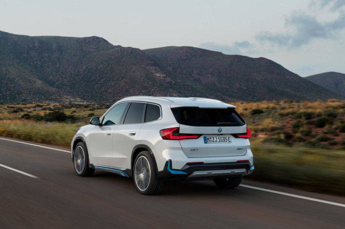 BMW modelių gamą papildys elektrinis „BMW iX1“ krosoveris 