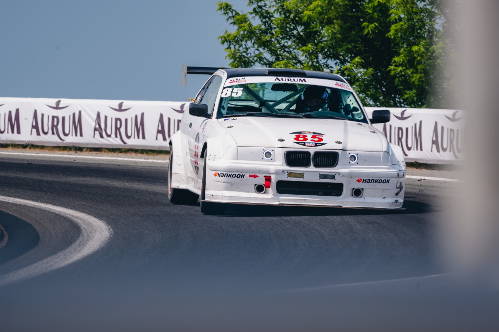 1006 km lenktynėse dalyvaujančios dvi Estijos komandos – „KSB Racing by Jõujaam“ ir „Jõujaam“.