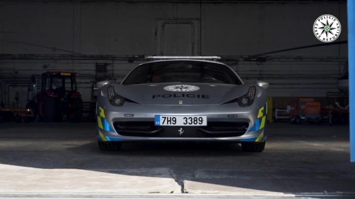 Čekijos policija greitį viršijančius vairuotojus gaudys su „Ferrari 458 Italia“