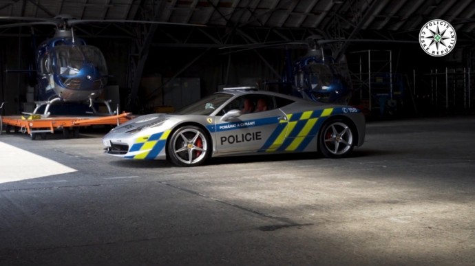 Čekijos policija greitį viršijančius vairuotojus gaudys su „Ferrari 458 Italia“