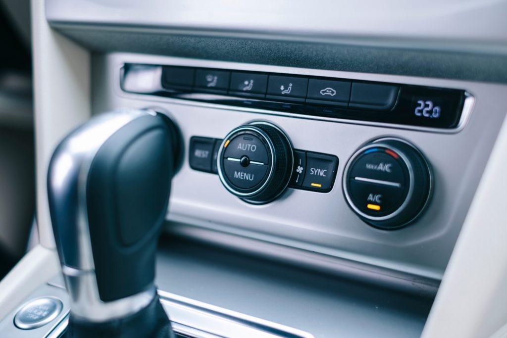 Automobilio pavarų dėžės perjungimo svirtis (Shutterstock nuotr.)