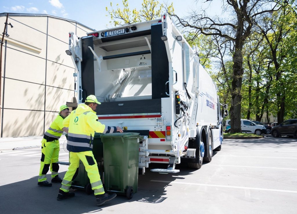 Kauno švaros darbuotojai išbando elektra varomą Renault Trucks D WIDE E-TECH šiukšliavežį 