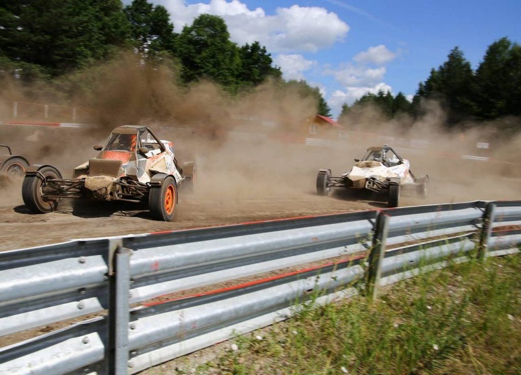 Vilkyčių automobilių sporto komplekse vykstančios bagių varžybos