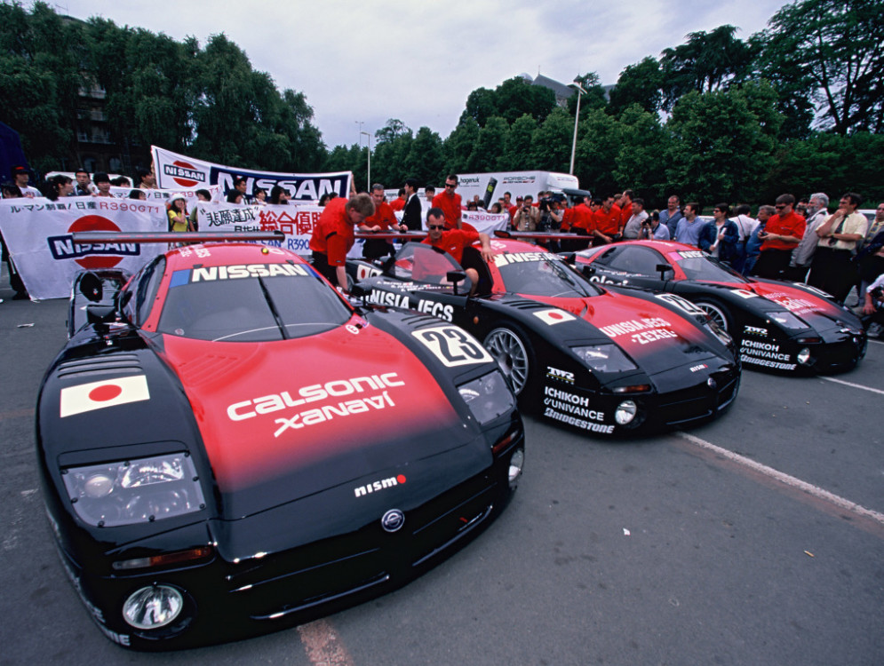 „Nissan“ į 24 valandų maratoną išleido tris „R390 GT1“ bolidus, o į vieną iš šių ekipažų pasodino Martiną Brundle'ą – buvusį Formulės 1 lenktynininką, kuris turėjo užtektinai patirties ilgųjų nuotolių lenktynėse.